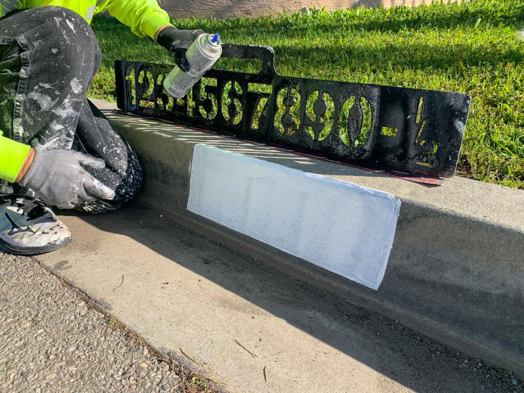 Custom Curb Painting 2